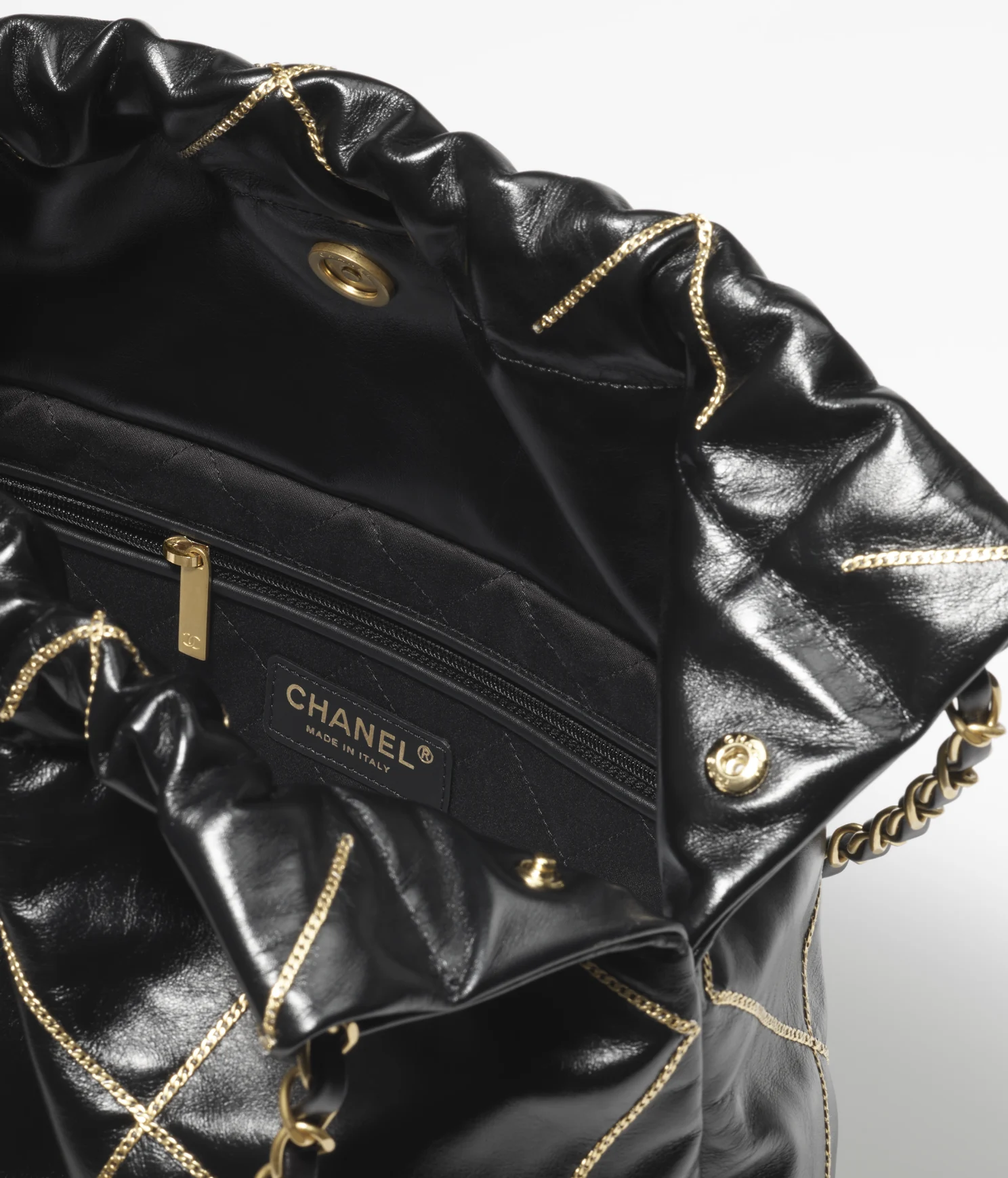 CHANEL / CHANEL 22 HANDBAG Shiny Calfskin   Gold-Tone Metal Black