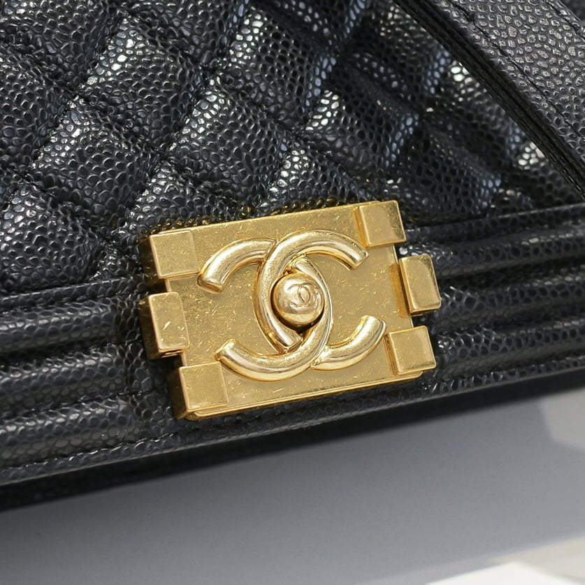 Chanel Cowhide caviar with gold hardware size: 25*15*9cm