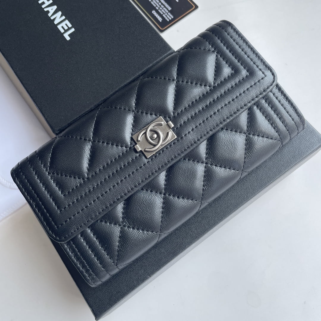 Chanel sheepskin Clutch bag with sliver hardware size: 19*10cm