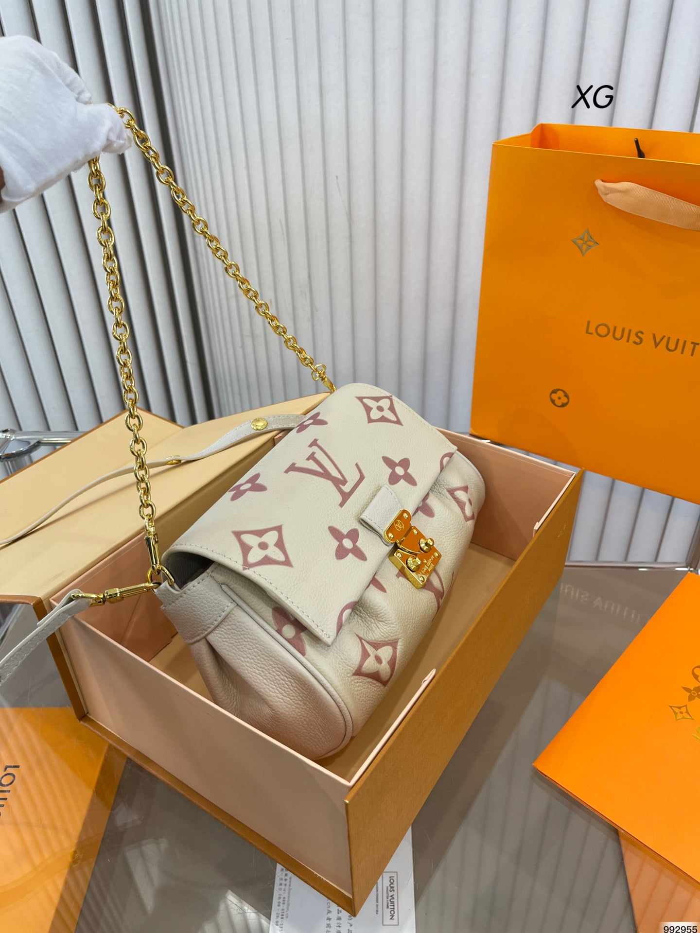 LV Favorite Cloud chain bag size: 23*13cm