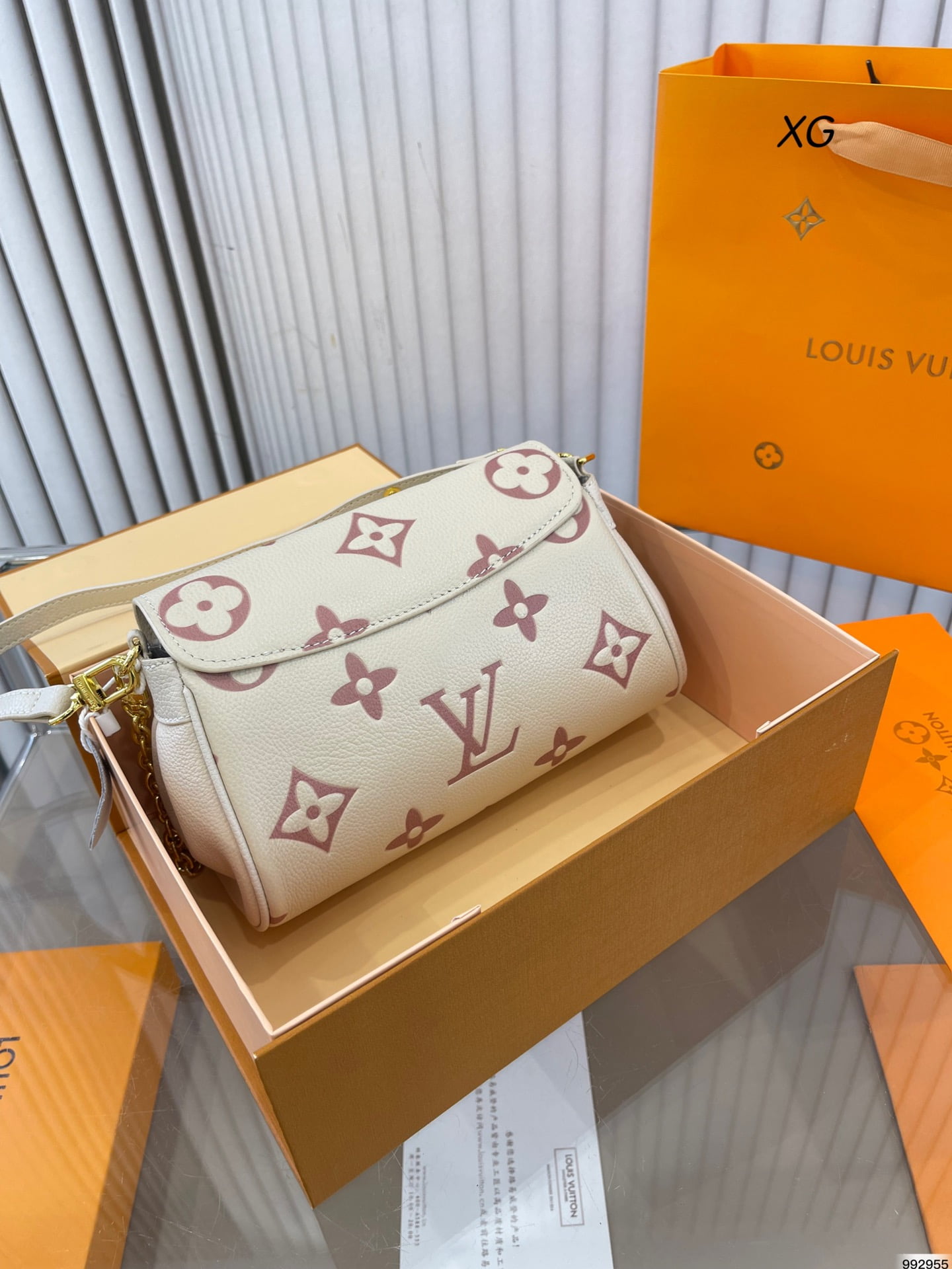 LV Favorite Cloud chain bag size: 23*13cm