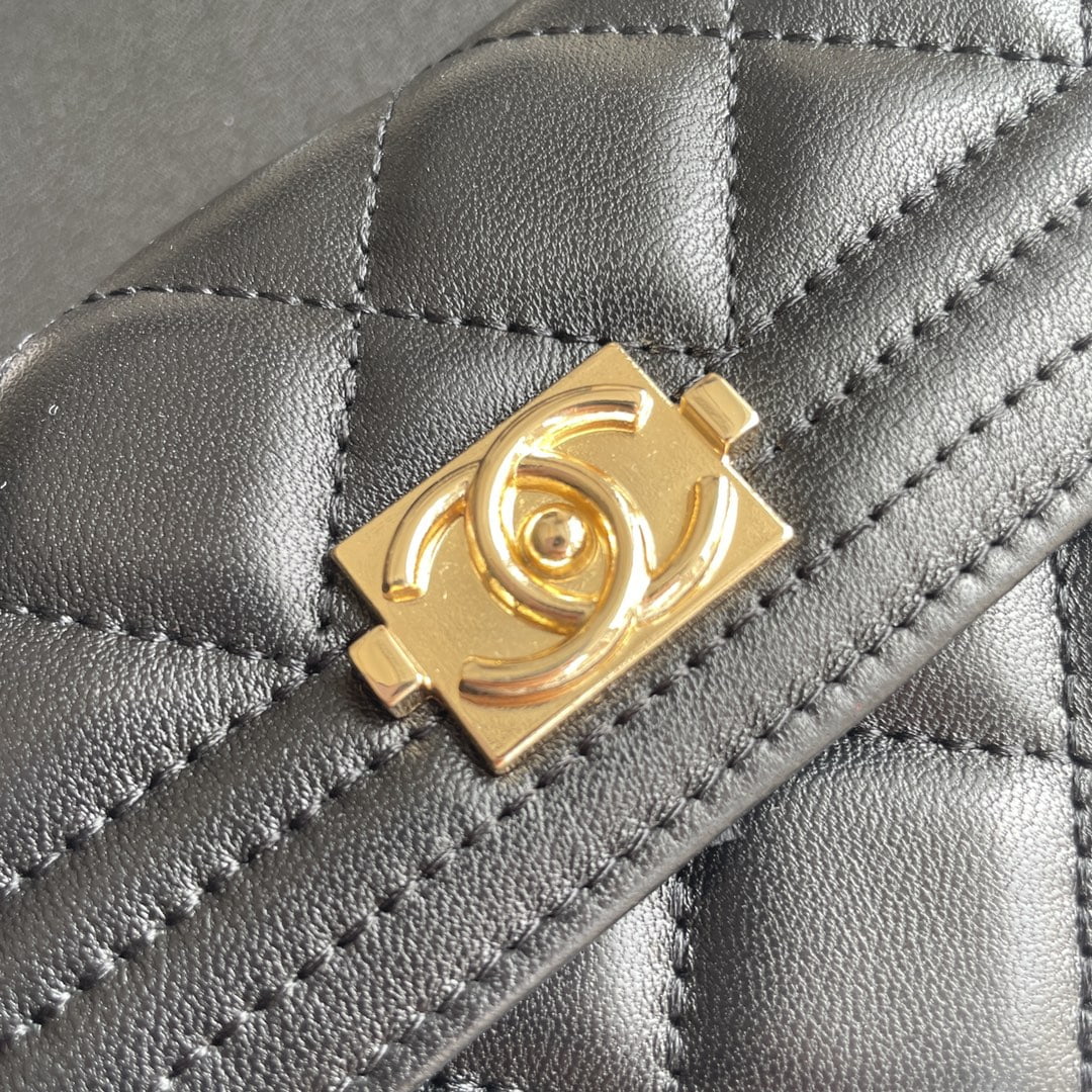 Chanel sheepskin Clutch bag with gold hardware size: 19*10cm