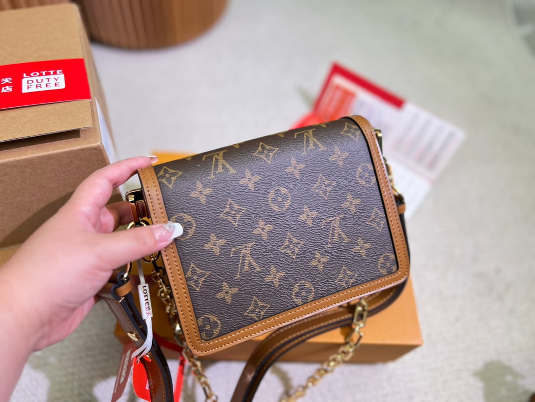 Louis Vuitton / LV Classic Daphne with chain  belt strap Size :20cm/25cm