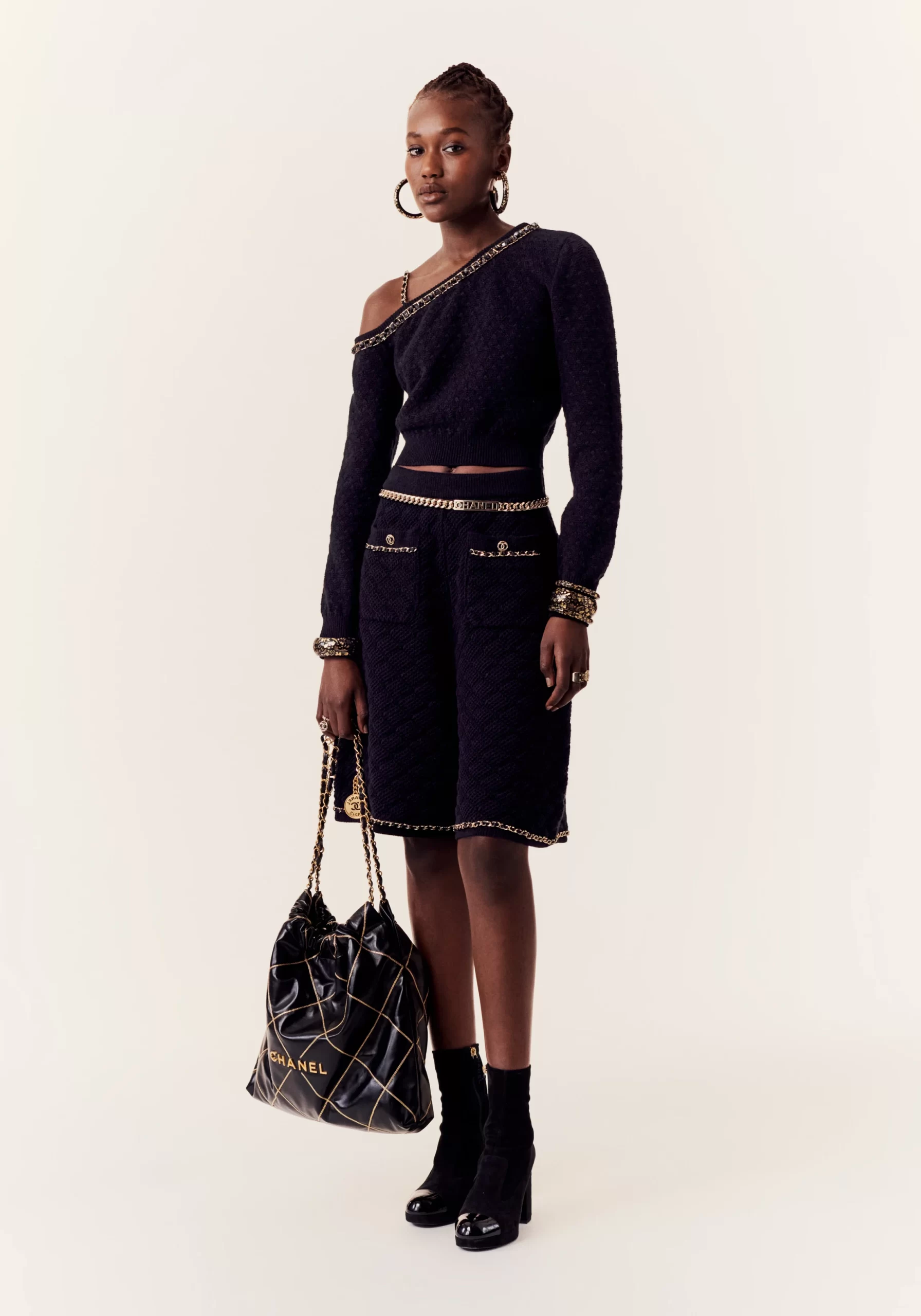 CHANEL / CHANEL 22 HANDBAG Shiny Calfskin   Gold-Tone Metal Black