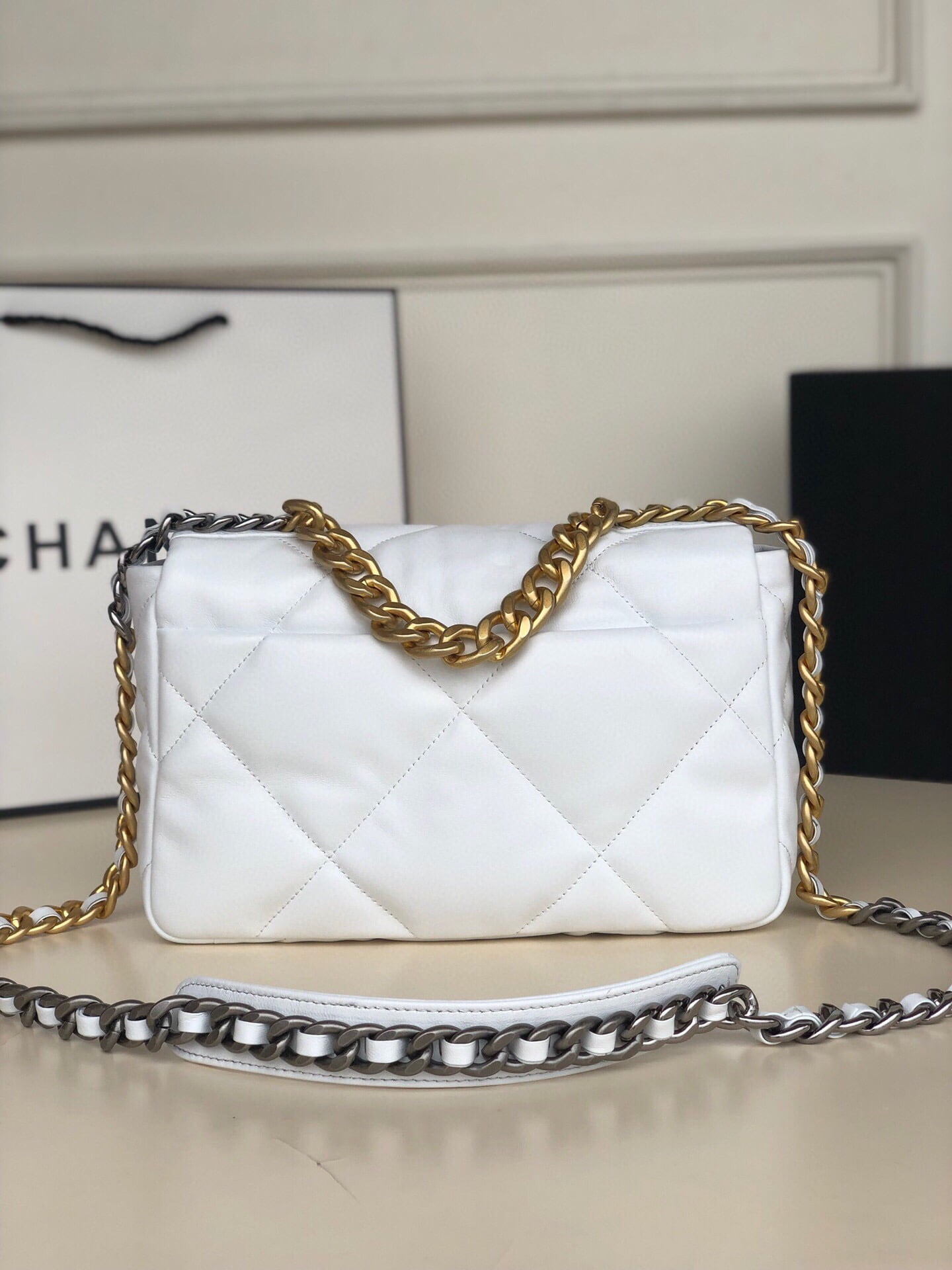 chanel Model :s1160 Shoulder bag with chain size: 26cm