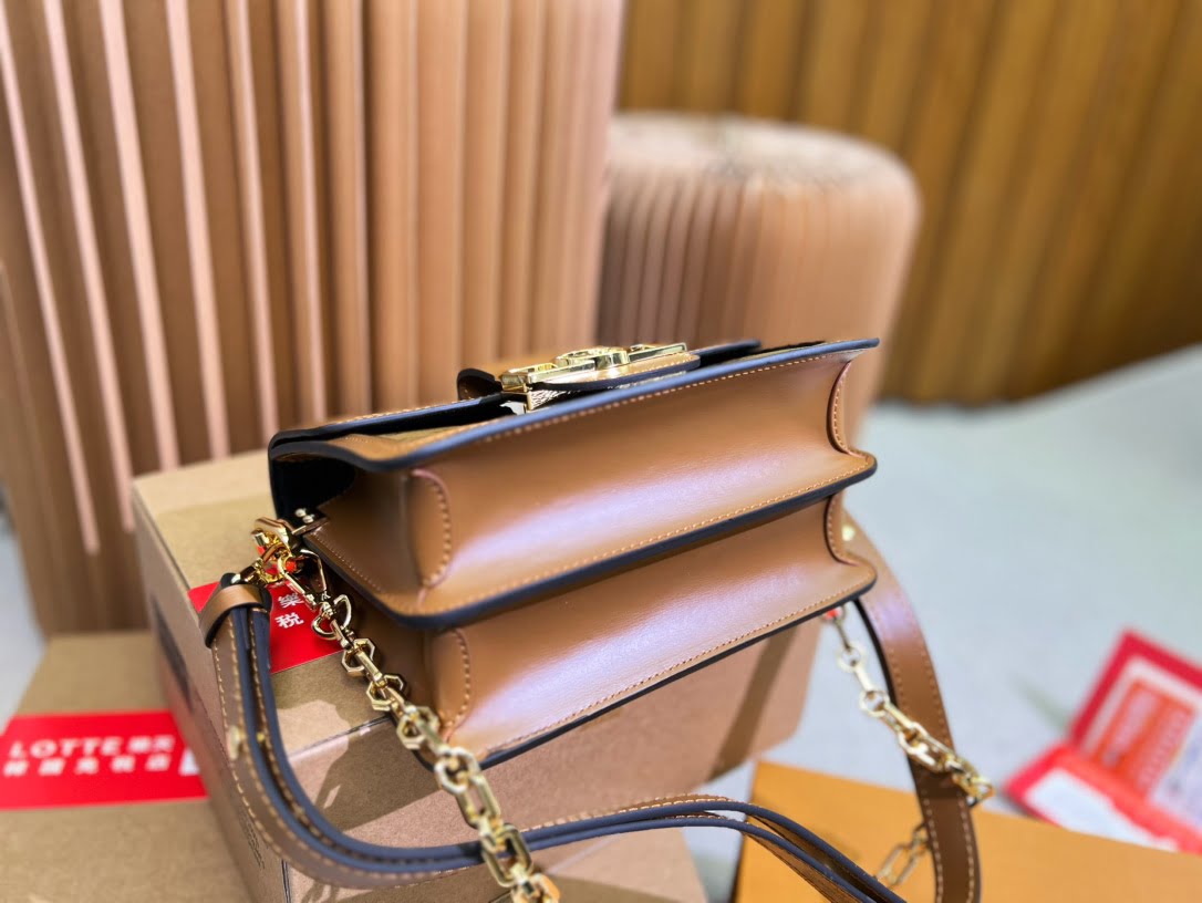 Louis Vuitton / LV Classic Daphne with chain  belt strap Size :20cm/25cm