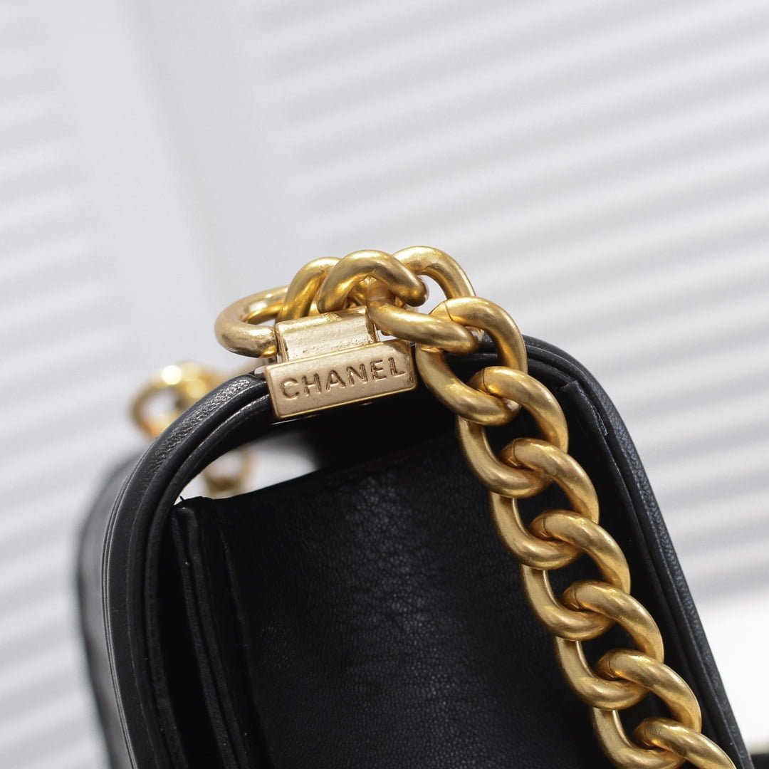 Chanel Lamb skin chain crossbody bag with gold hardware size: 25*15*9cm