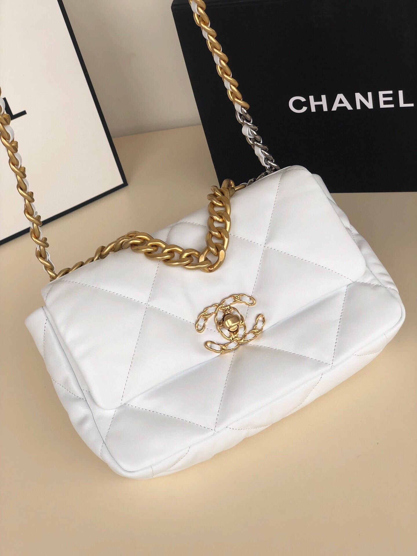 chanel Model :s1160 Shoulder bag with chain size: 26cm