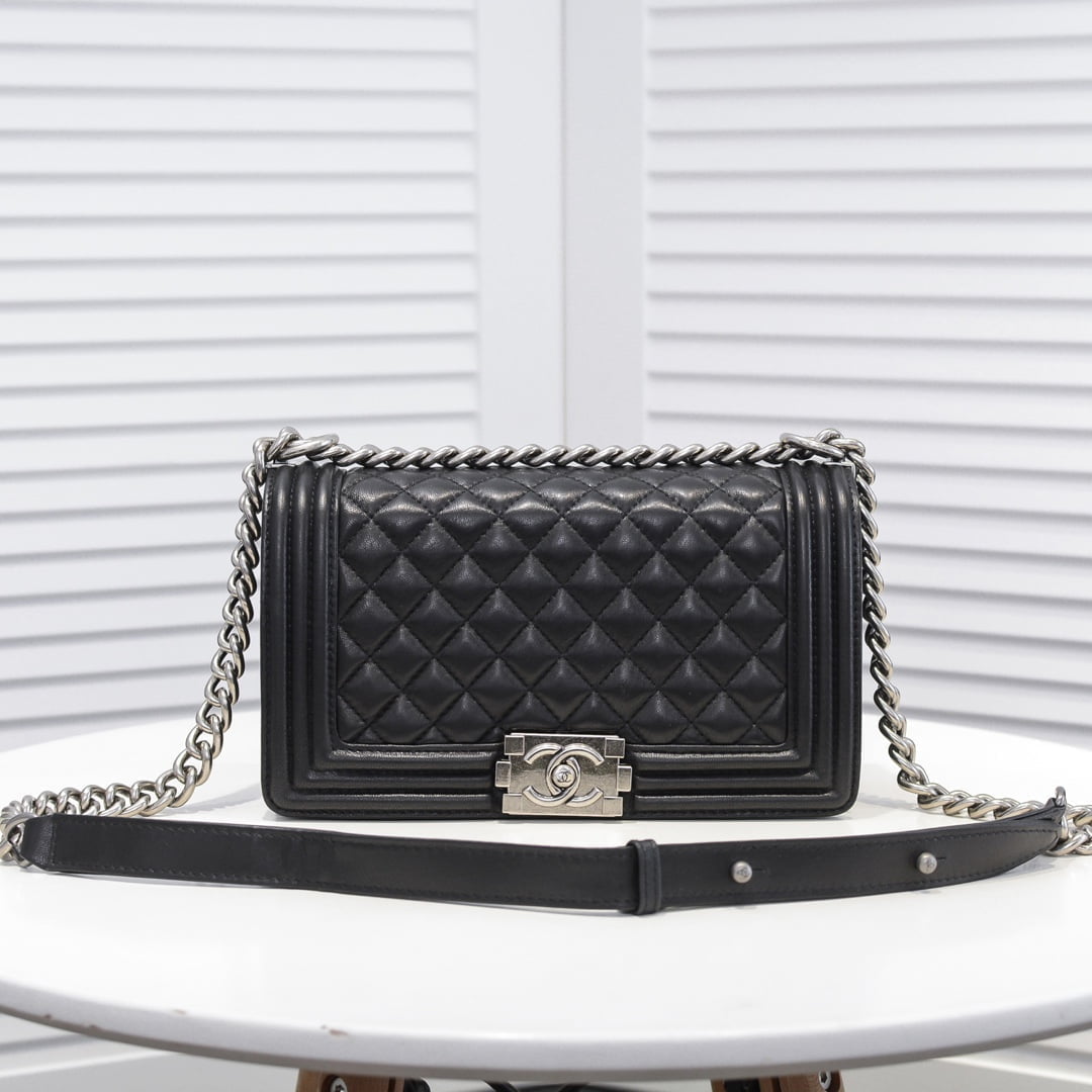 Chanel Lamb skin chain crossbody bag with sliver hardware size: 25*15*9cm