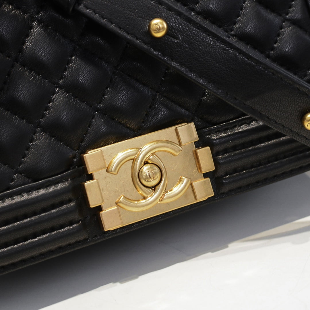 Chanel Lamb skin chain crossbody bag with gold hardware size: 25*15*9cm