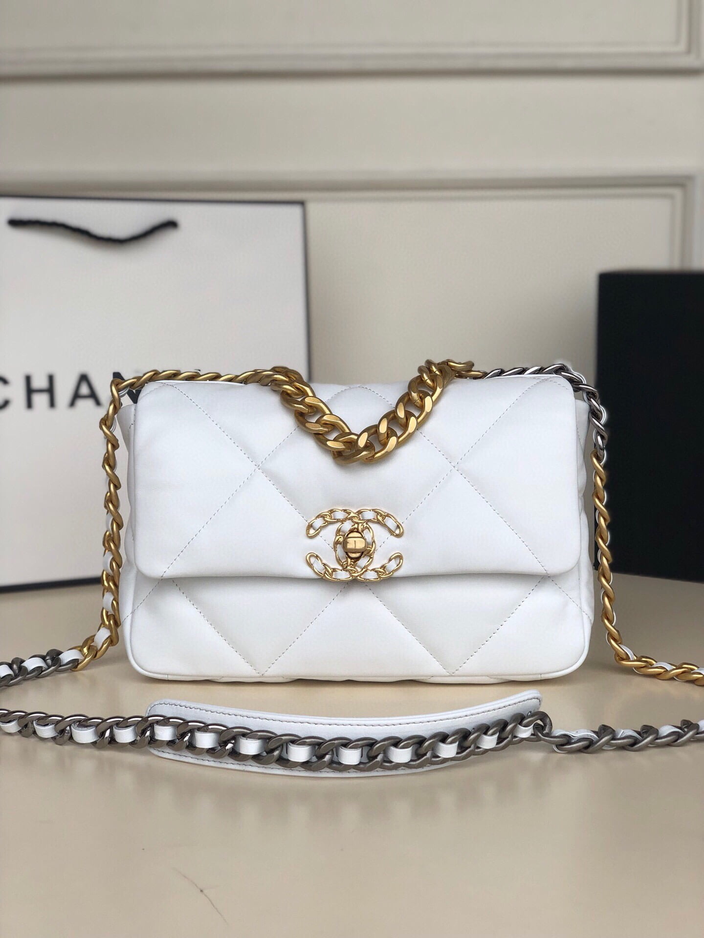 chanel Model :s1160 Shoulder bag with chain size: 26cm
