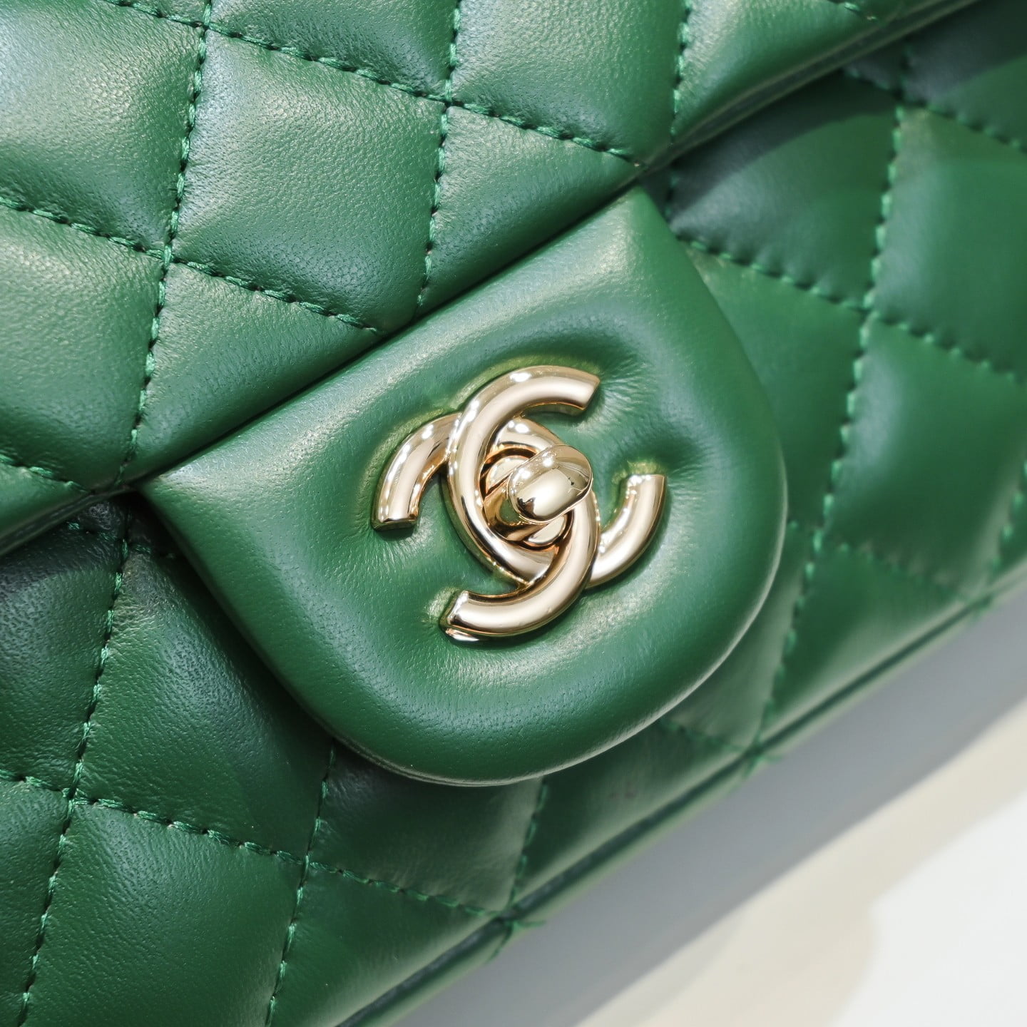 Chanel Lamb skin chain crossbody bag green 1116 SIZE: 20*14*7cm