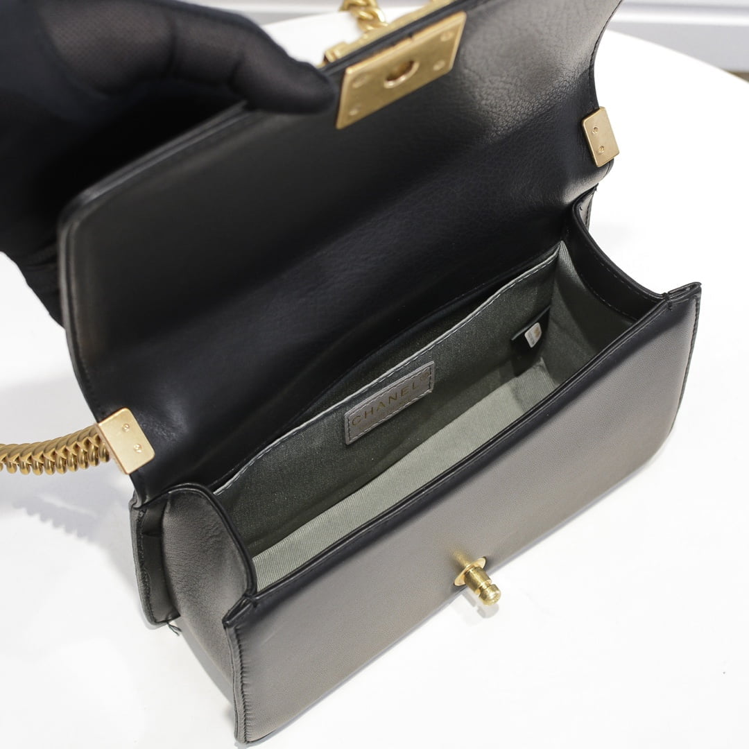 Chanel Lamb skin chain crossbody bag with gold hardware size: 25*15*9cm