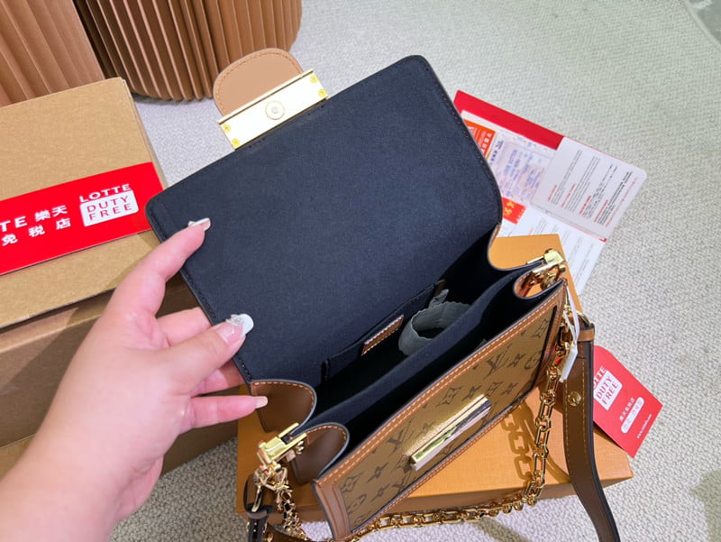 Louis Vuitton / LV Classic Daphne with chain  belt strap Size :20cm/25cm