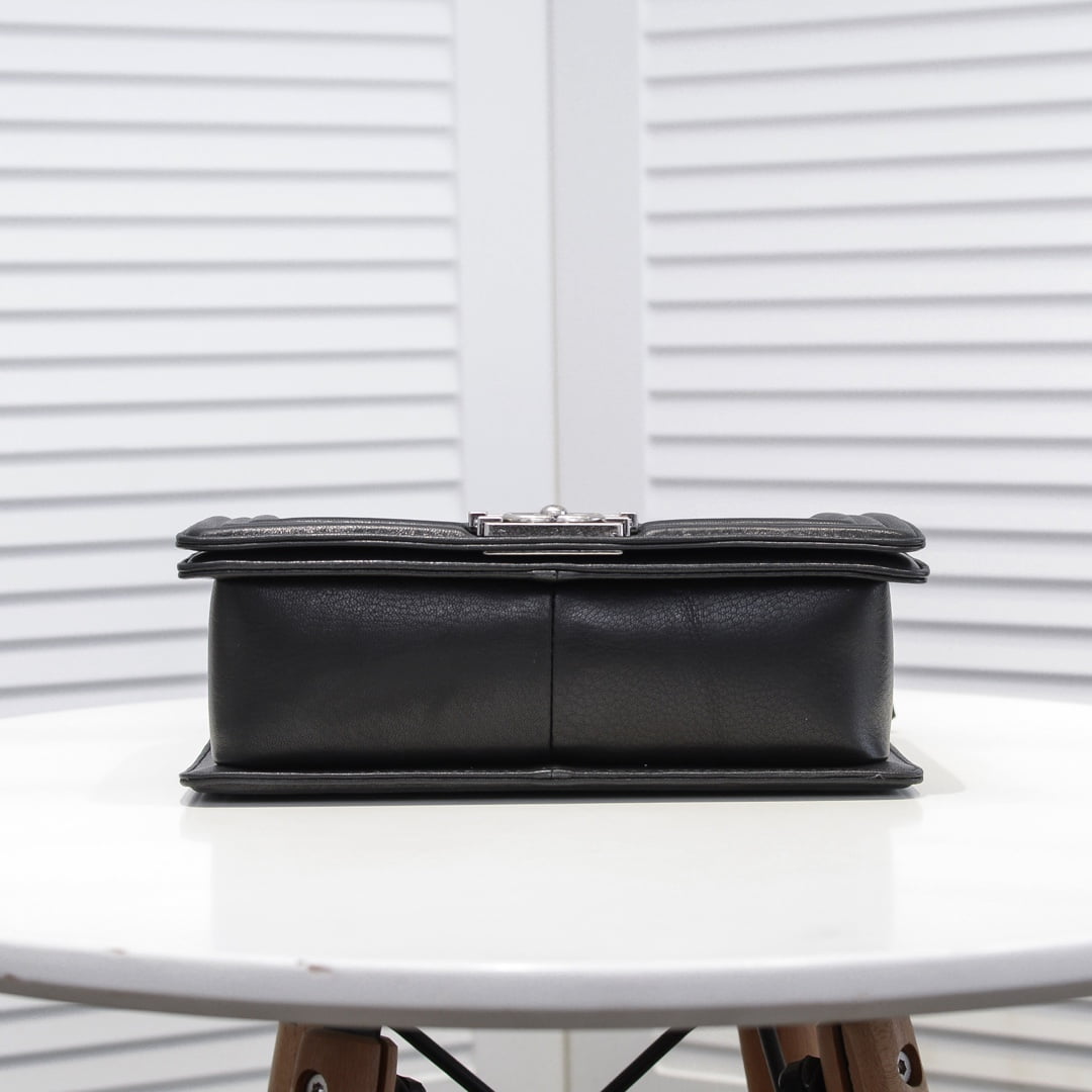 Chanel Lamb skin chain crossbody bag with sliver hardware size: 25*15*9cm