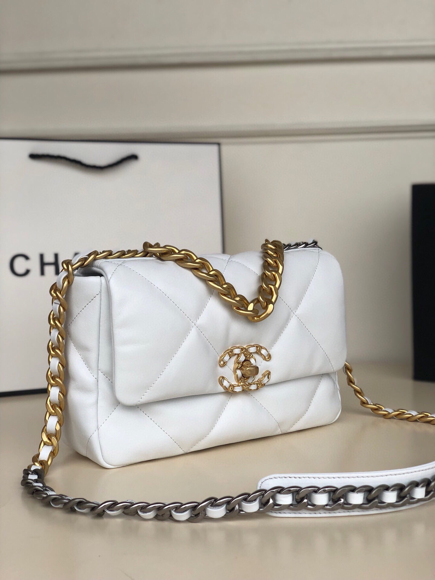 chanel Model :s1160 Shoulder bag with chain size: 26cm