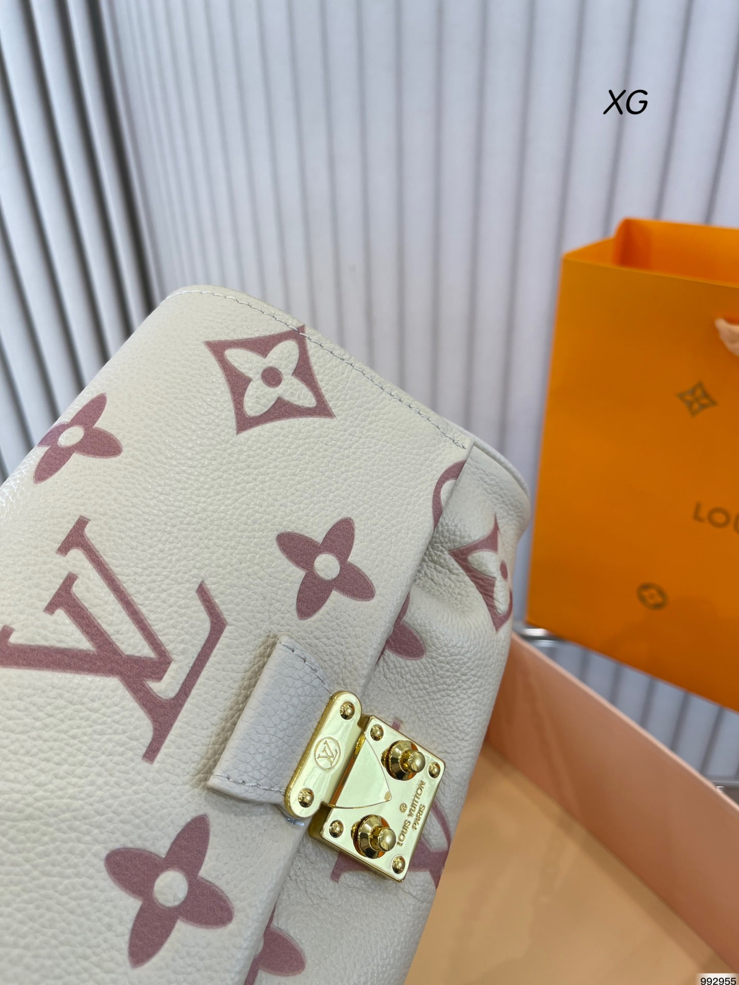 LV Favorite Cloud chain bag size: 23*13cm