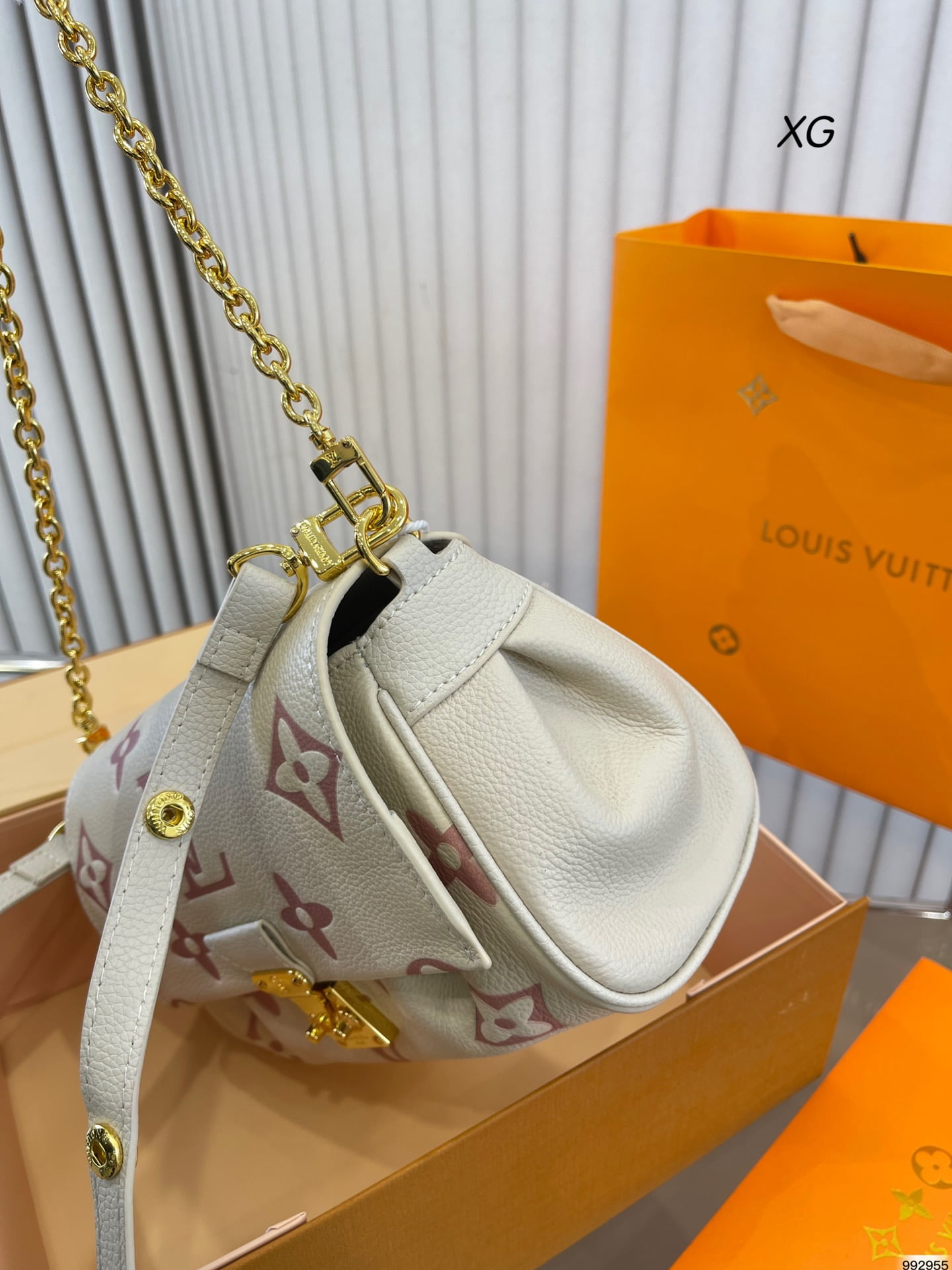 LV Favorite Cloud chain bag size: 23*13cm