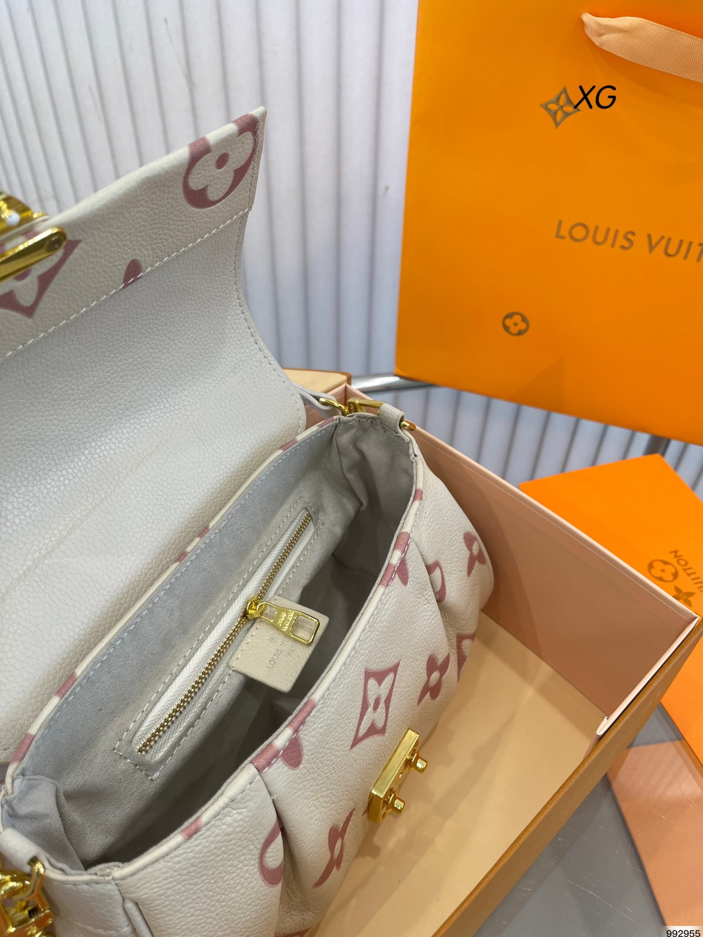 LV Favorite Cloud chain bag size: 23*13cm