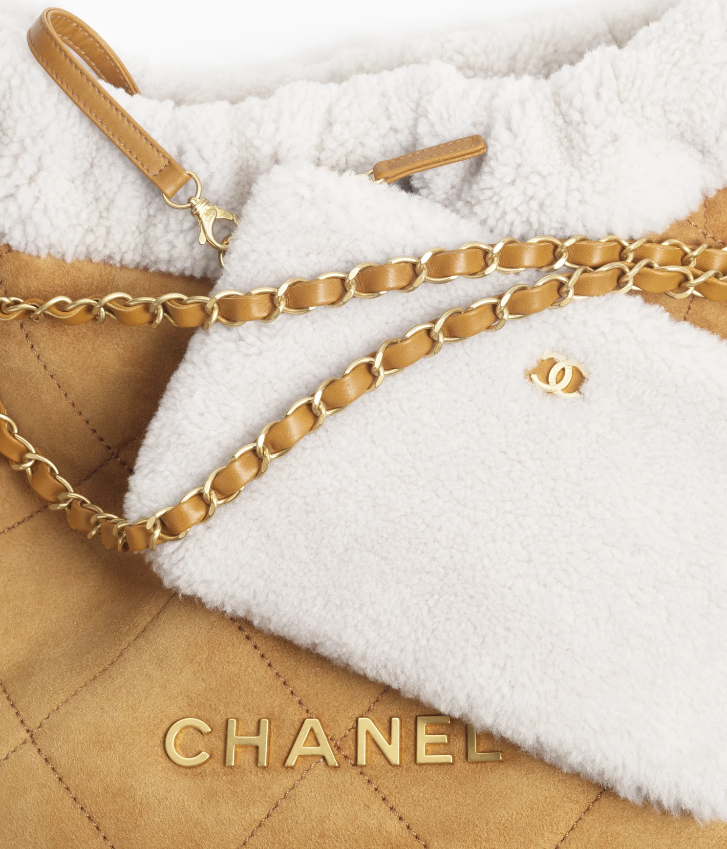 CHANEL / CHANEL 22 HANDBAG Shearling Suede Lambskin   Gold-Tone Metal Beige   White
