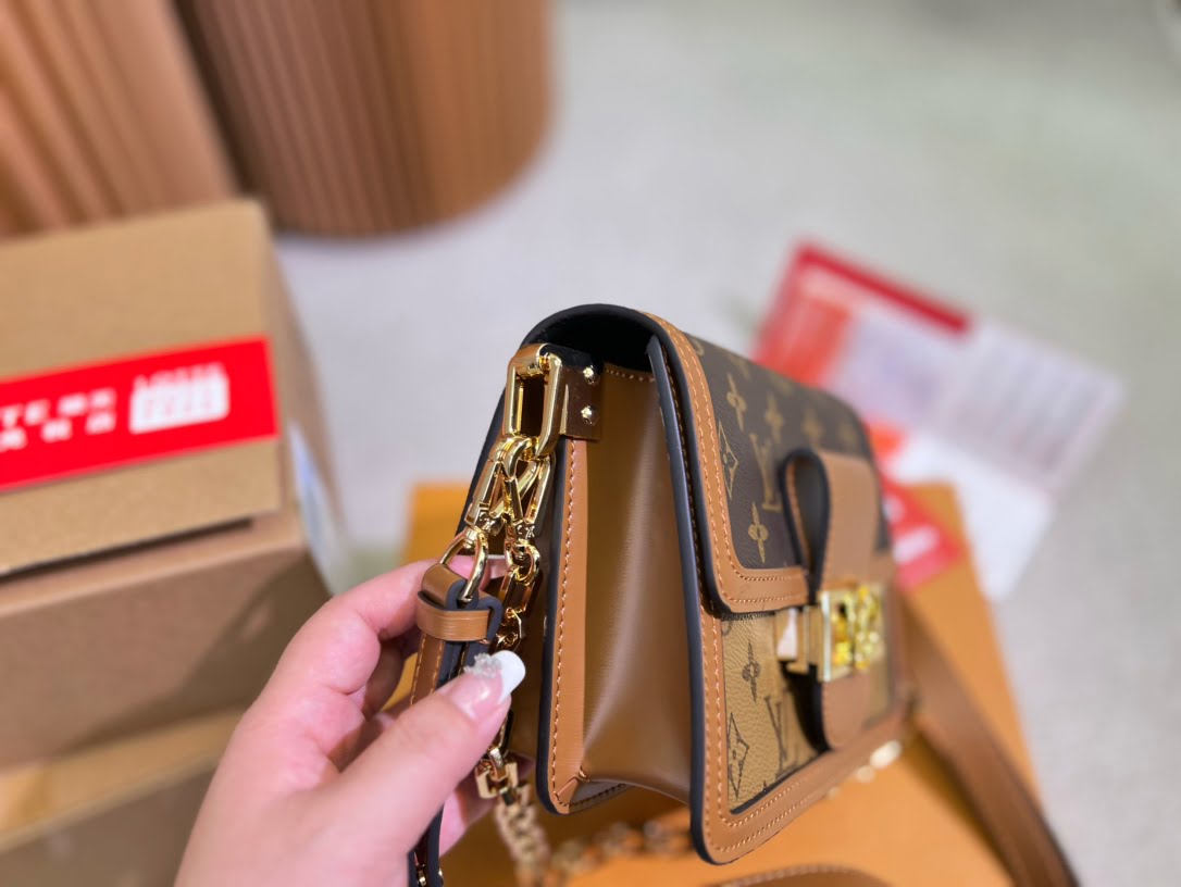 Louis Vuitton / LV Classic Daphne with chain  belt strap Size :20cm/25cm