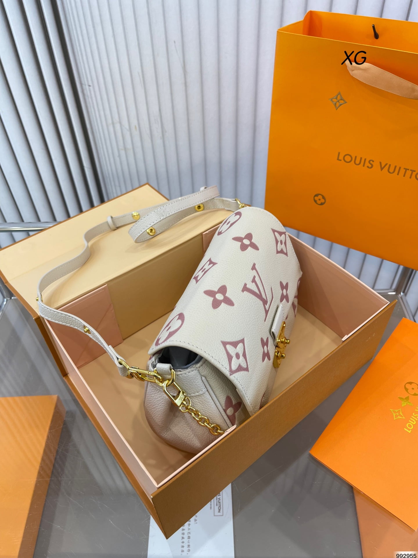 LV Favorite Cloud chain bag size: 23*13cm