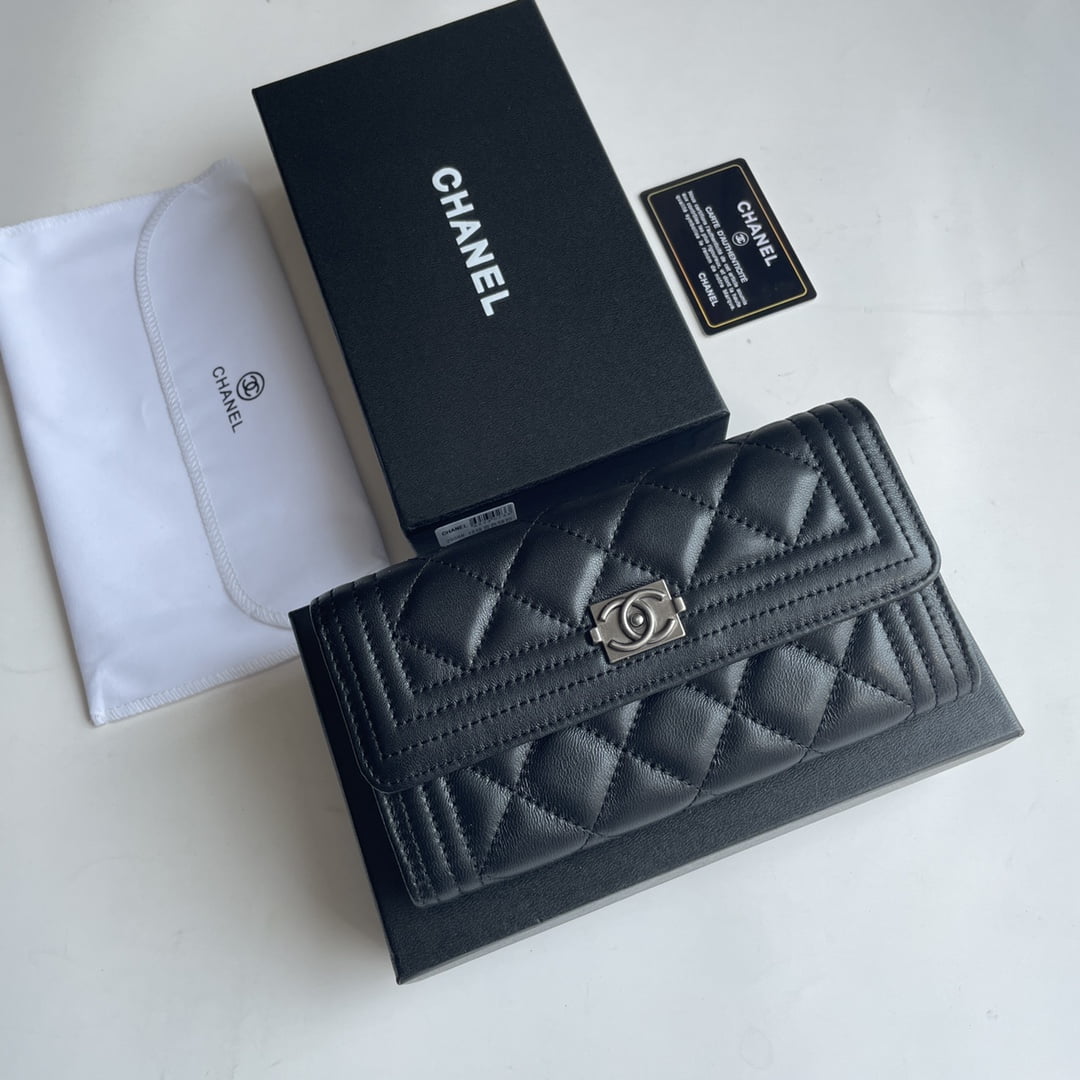Chanel sheepskin Clutch bag with sliver hardware size: 19*10cm