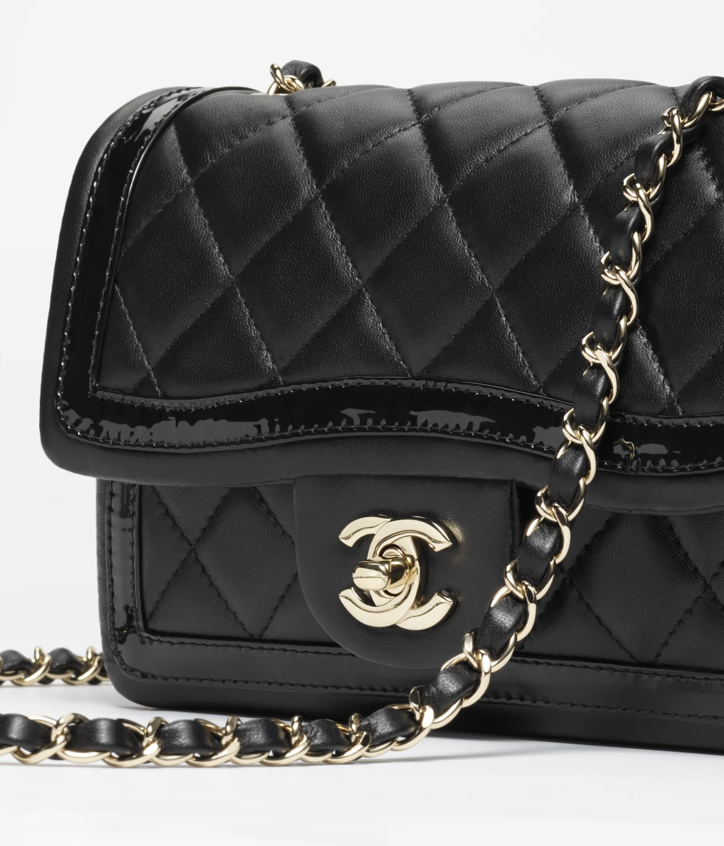 CHANEL / MINI FLAP BAG Lambskin, Patent Calfskin   Gold-Tone Metal Black