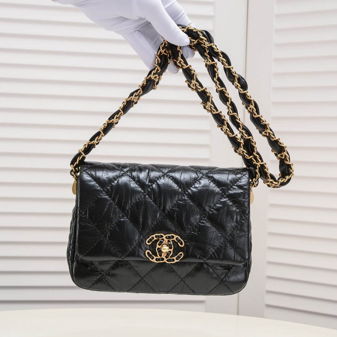Chanel 23K cowhide strap shoulder bag 9112 size: 13.5*20.5*5cm