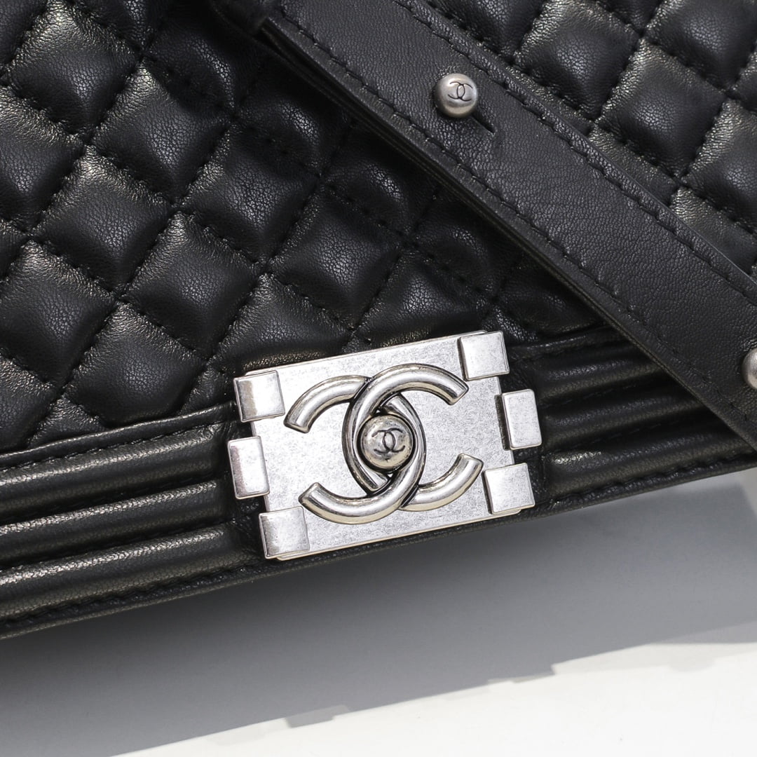 Chanel Lamb skin chain crossbody bag with sliver hardware size: 25*15*9cm