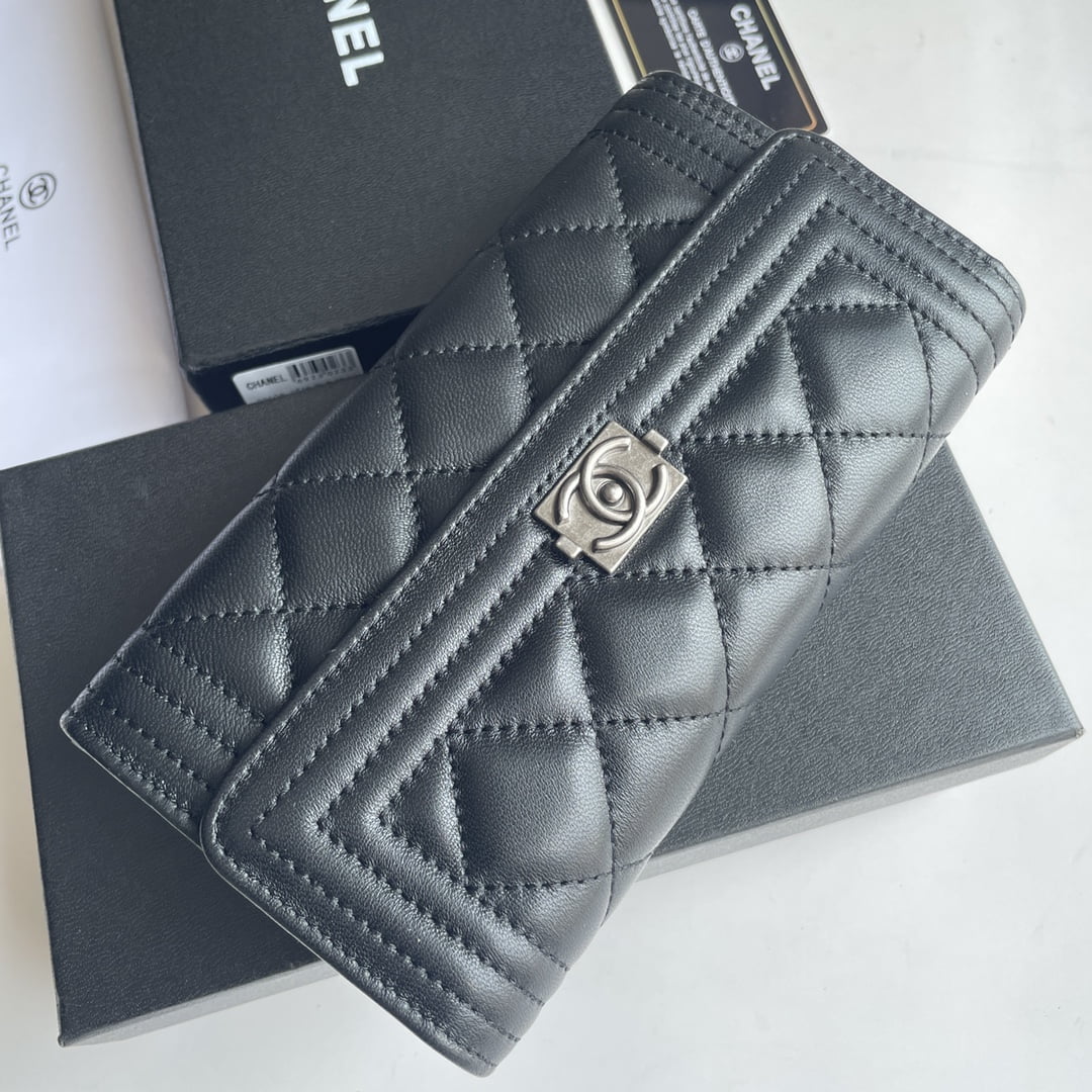 Chanel sheepskin Clutch bag with sliver hardware size: 19*10cm