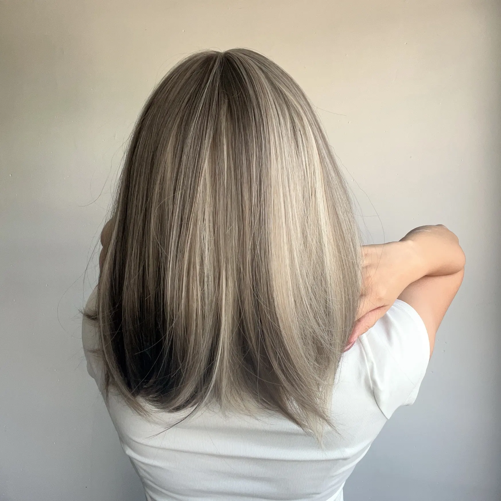 2024 новый взрывной модный парик женский градиентный серый прямые волосы высокотемпературный шелковый головной убор