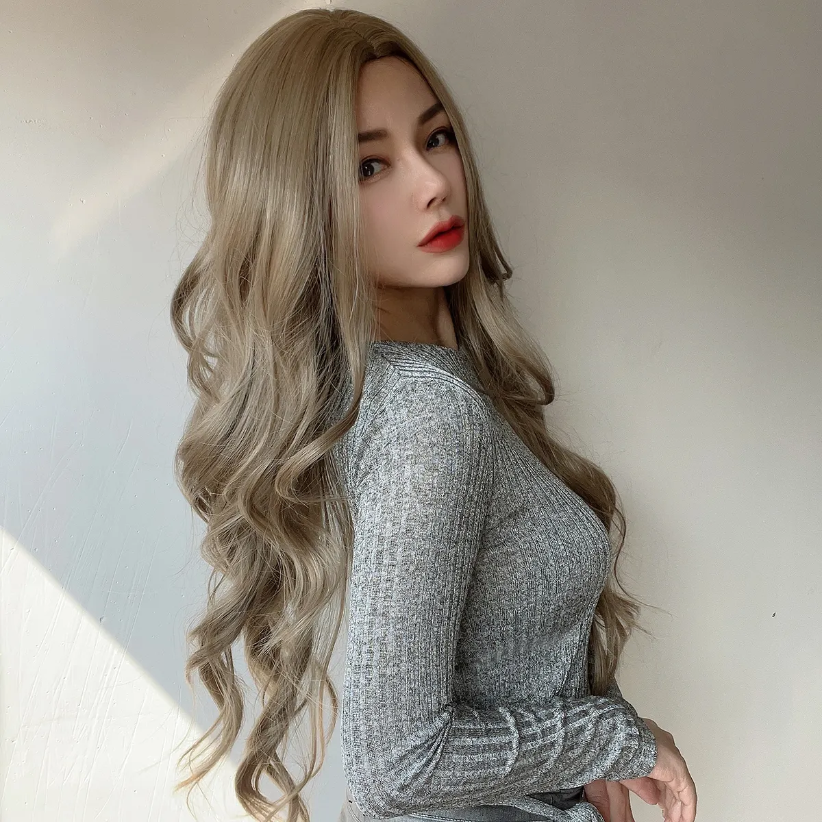 Горячие продажи  популярные модные парики европейские и американские бежевые большие волны черные женские высокотемпературные шелковые парики