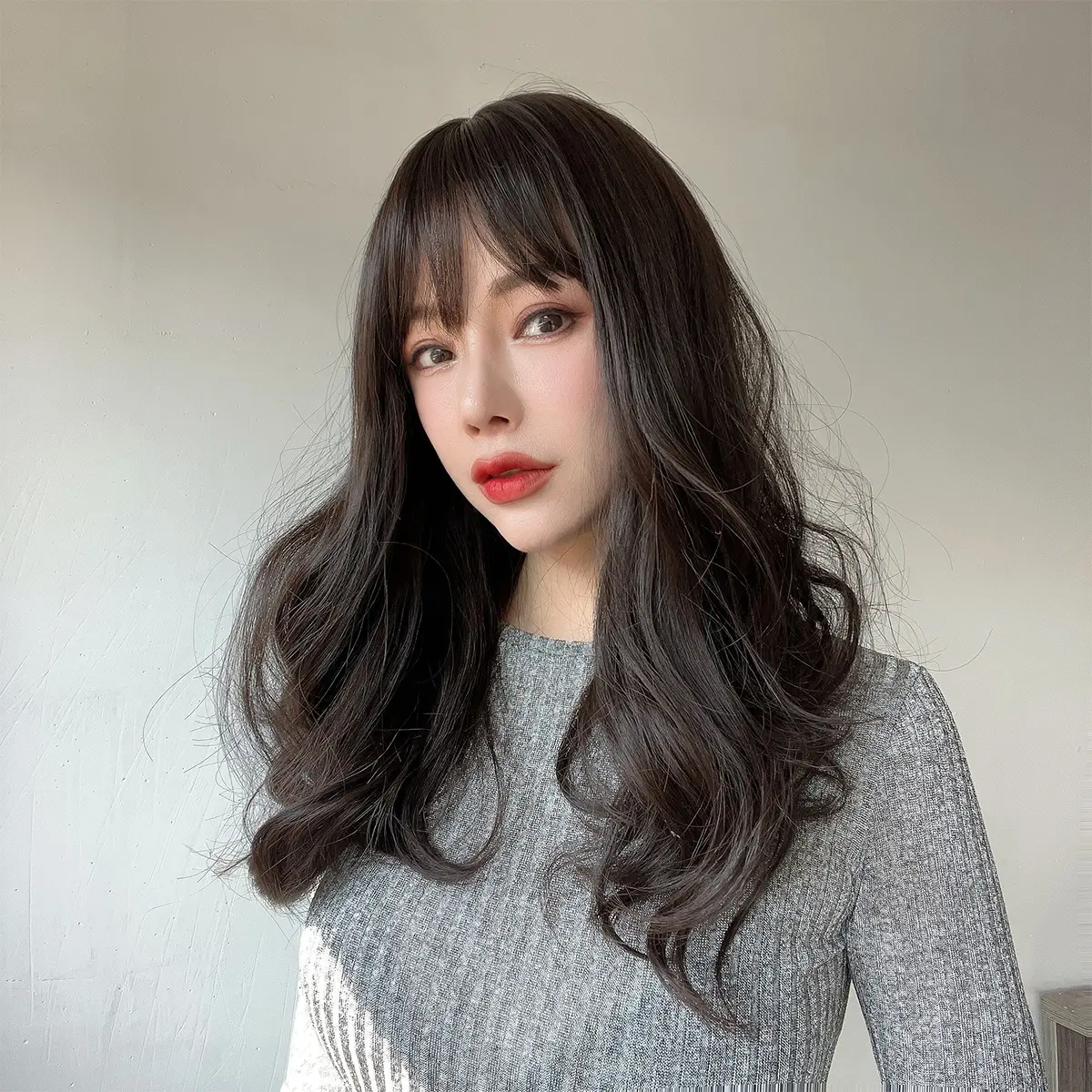 Горячая распродажа Черная волнистая кудрявая воздушная челка Парики Бестселлеры Парики HD Парики