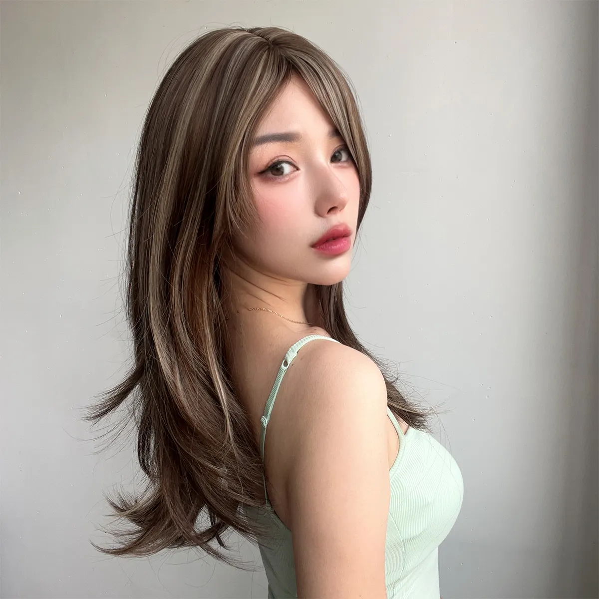 Современный темно-коричневый градиент подчеркивает микролоконы, высокотемпературный шелковый материал, эксклюзивный парик из химического волокна для повседневного использования.