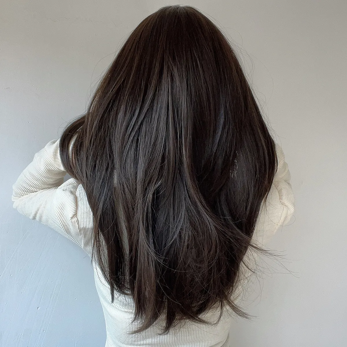 Популярна многоуровневая челка, парики, женские натуральные черные микролоконы, прямые волосы, высокотемпературный шелковый головной убор.