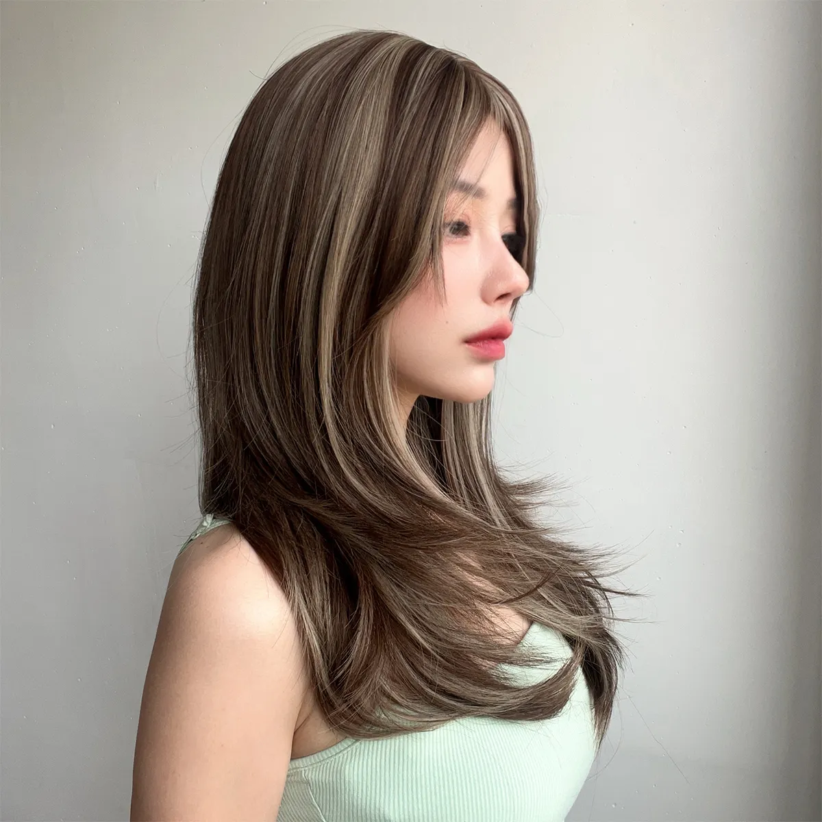 Современный темно-коричневый градиент подчеркивает микролоконы, высокотемпературный шелковый материал, эксклюзивный парик из химического волокна для повседневного использования.