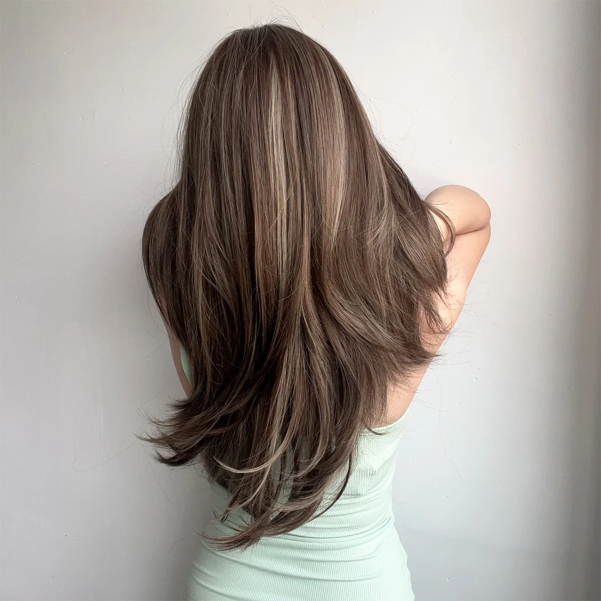 Современный темно-коричневый градиент подчеркивает микролоконы, высокотемпературный шелковый материал, эксклюзивный парик из химического волокна для повседневного использования.