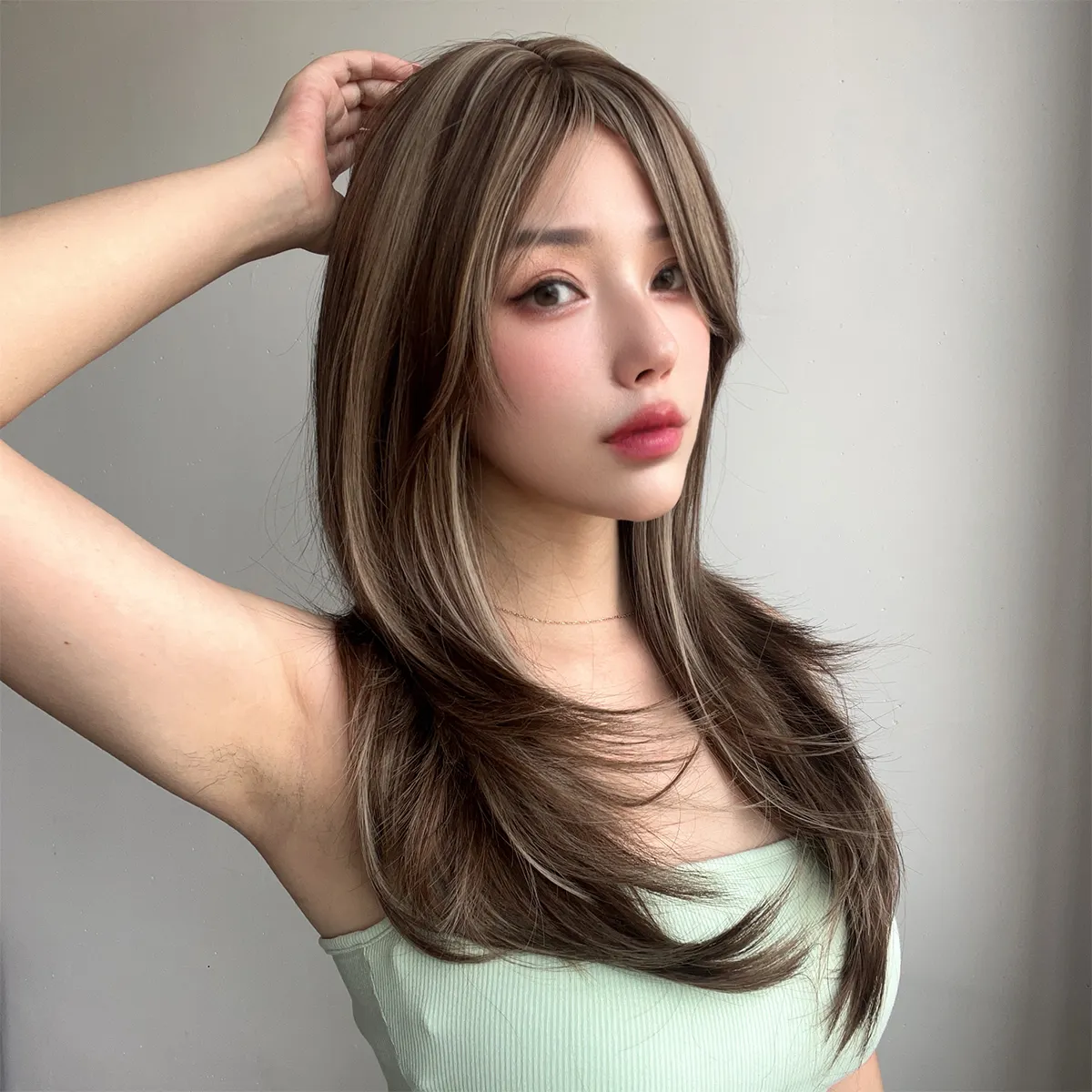 Современный темно-коричневый градиент подчеркивает микролоконы, высокотемпературный шелковый материал, эксклюзивный парик из химического волокна для повседневного использования.