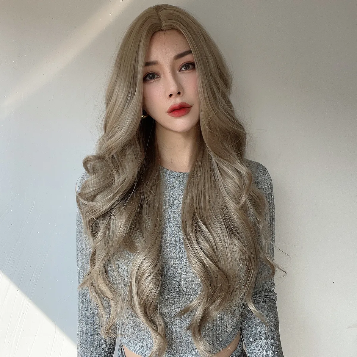 Горячие продажи  популярные модные парики европейские и американские бежевые большие волны черные женские высокотемпературные шелковые парики