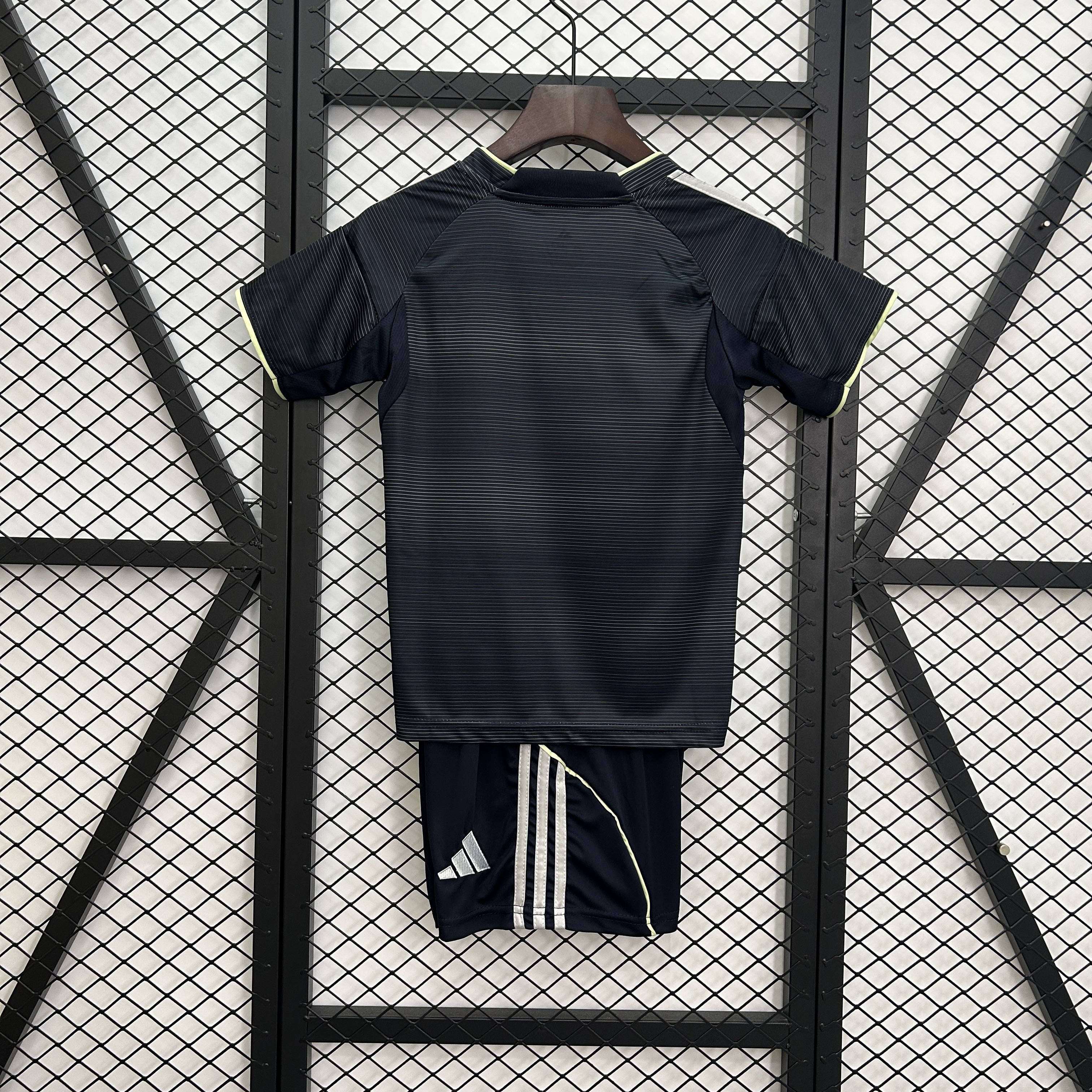 2025-26 kid kit Real Madrid Away Size: 16-28