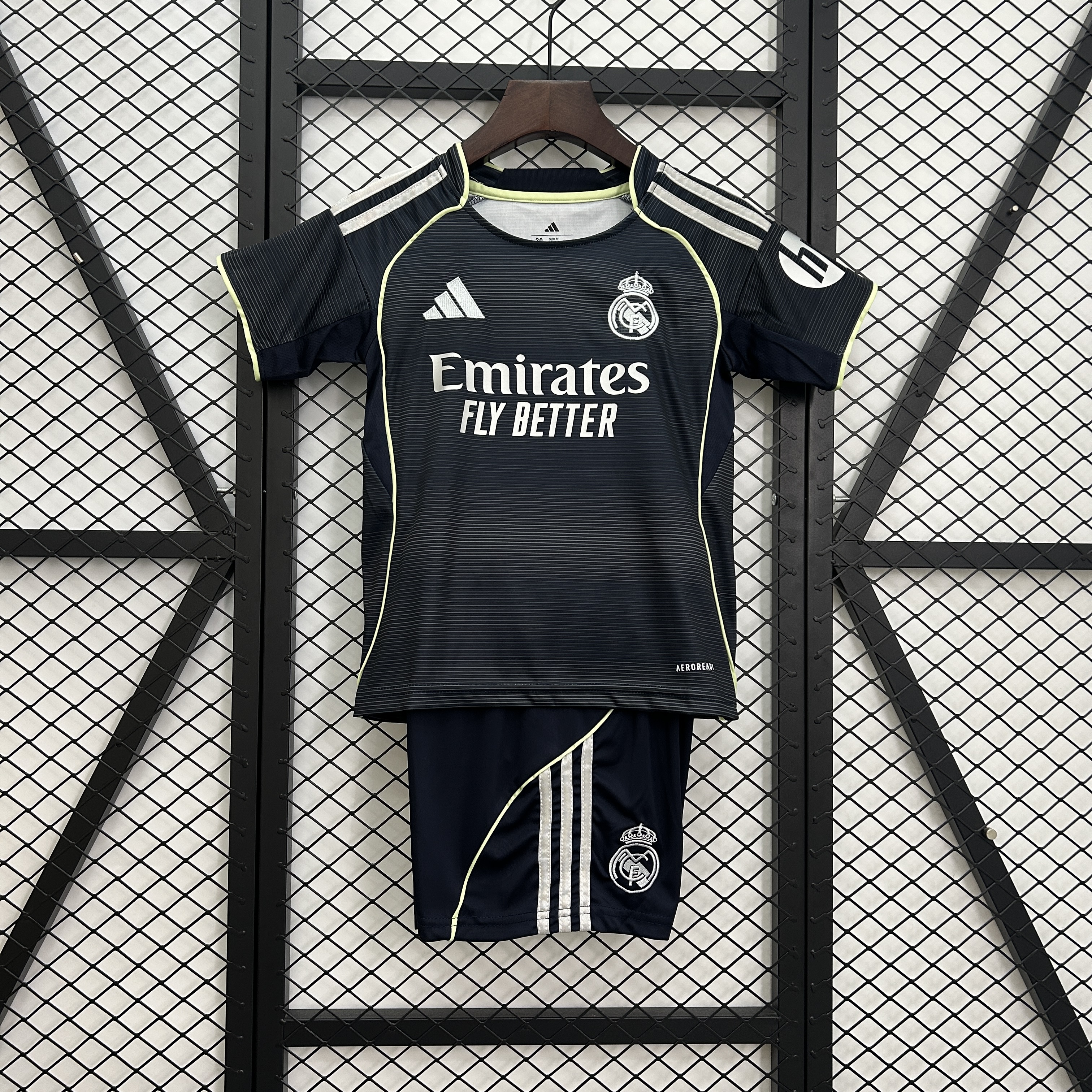 2025-26 kid kit Real Madrid Away Size: 16-28