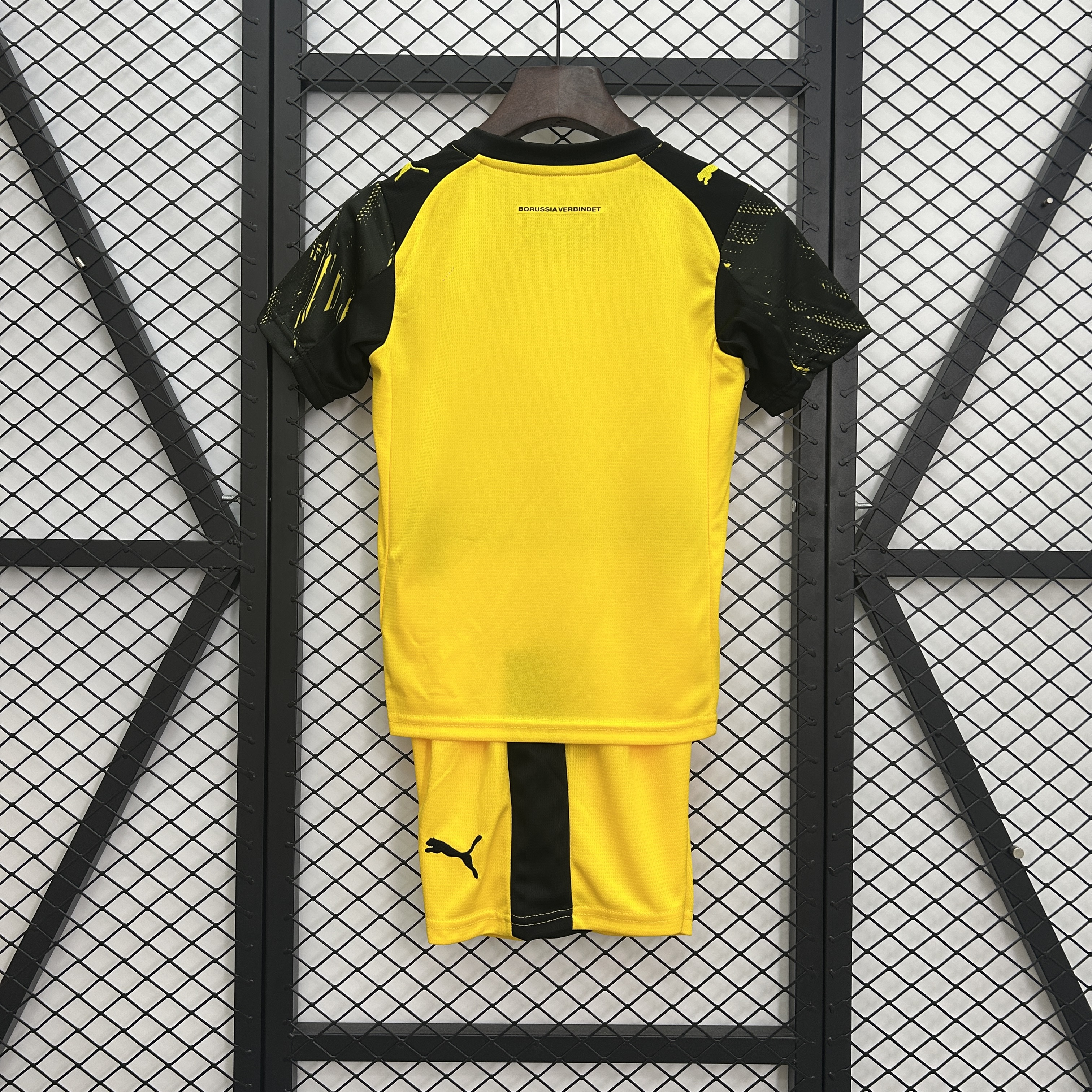 2025-26 kid kit Dortmund home size: 16-28