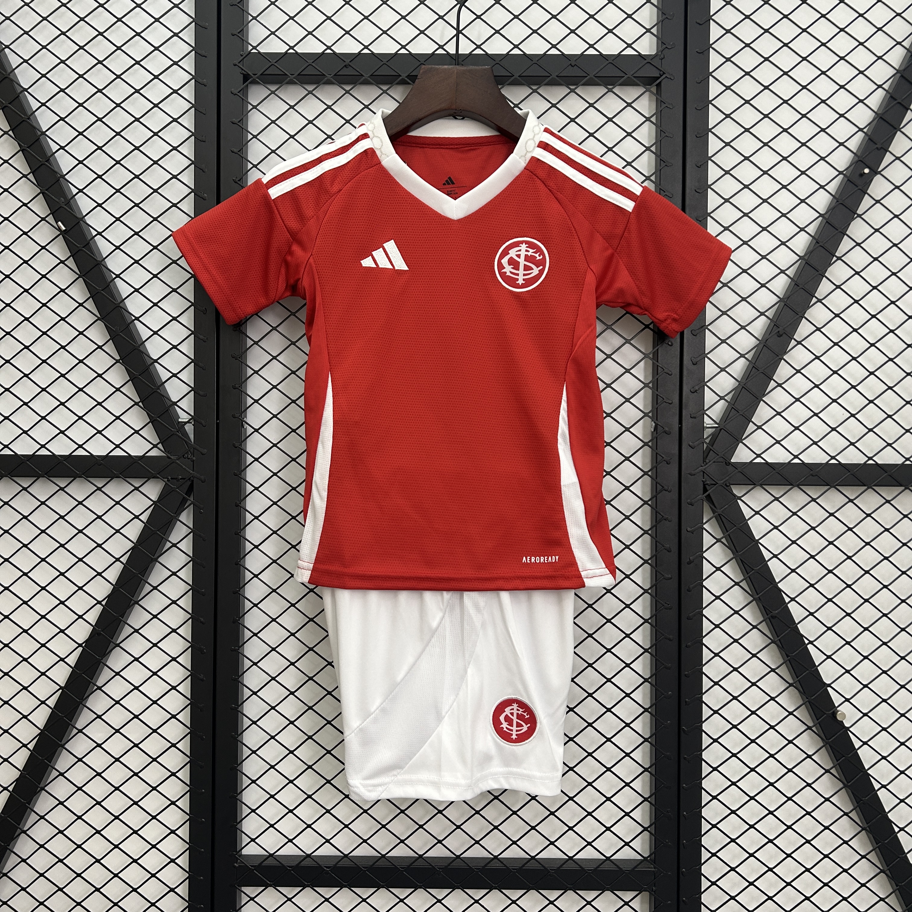 2025-26 kid kit Internacional home size: 16-28