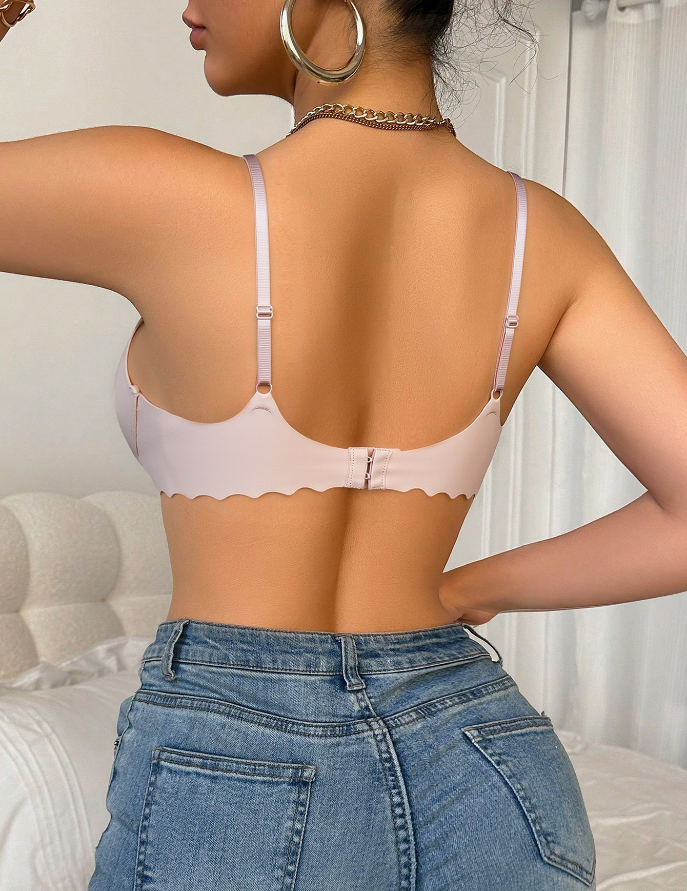 Soft and comfortable lace bra with adjustable shoulder straps
