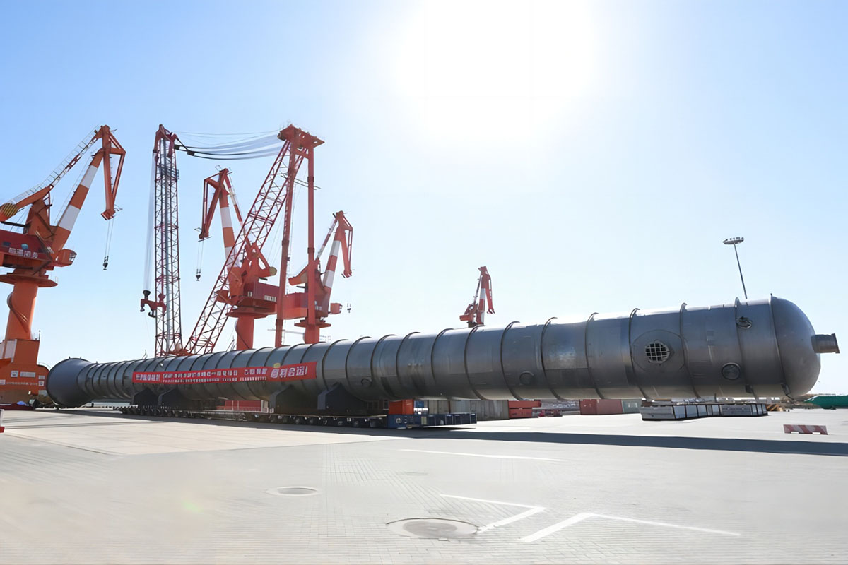 The ethylene tower of the ethylene unit in the Sinopec-Singapore joint venture Guangdong refining and chemical integration project.
