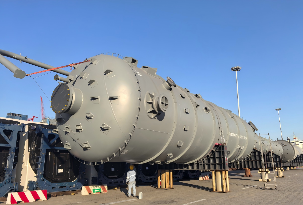 Heavy fuel oil stripping tower