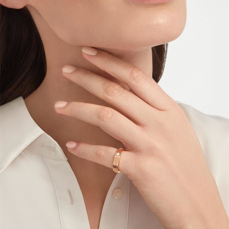 18 KT ROSE GOLD WHITE GOLD RING SET WITH A DIAMOND