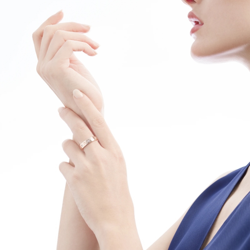 18 KT BAND RING, SET WITH SEVEN DIAMONDS