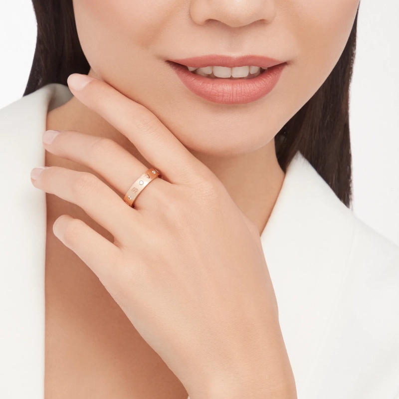 18 KT BAND RING, SET WITH SEVEN DIAMONDS